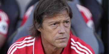 Matías Almeyda sentado en el banquillo durante un partido del Sevilla. | Imagen: perfil de X @ZonaMixta__.