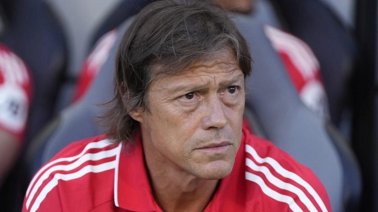 Matías Almeyda sentado en el banquillo durante un partido del Sevilla. | Imagen: perfil de X @ZonaMixta__.