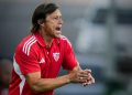 Matías Almeyda dando indicaciones a sus jugadores durante un partido del Sevilla FC. | Imagen: X.