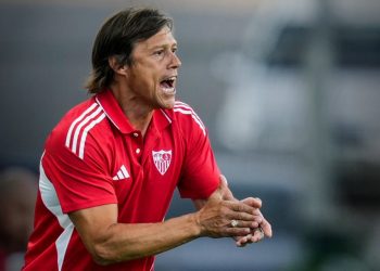 Matías Almeyda dando indicaciones a sus jugadores durante un partido del Sevilla FC. | Imagen: X.