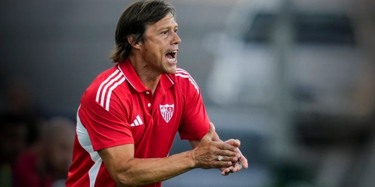 Matías Almeyda dando indicaciones a sus jugadores durante un partido del Sevilla FC. | Imagen: X.