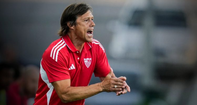 Matías Almeyda dando indicaciones a sus jugadores durante un partido del Sevilla FC. | Imagen: X.