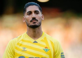 Álvaro Valles disputando un partido con el Real Betis. | Imagen: X.