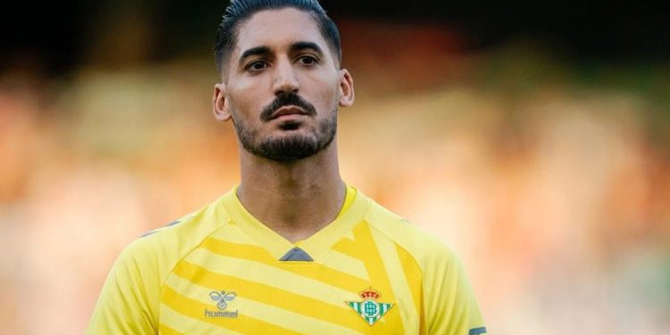 Álvaro Valles disputando un partido con el Real Betis. | Imagen: X.