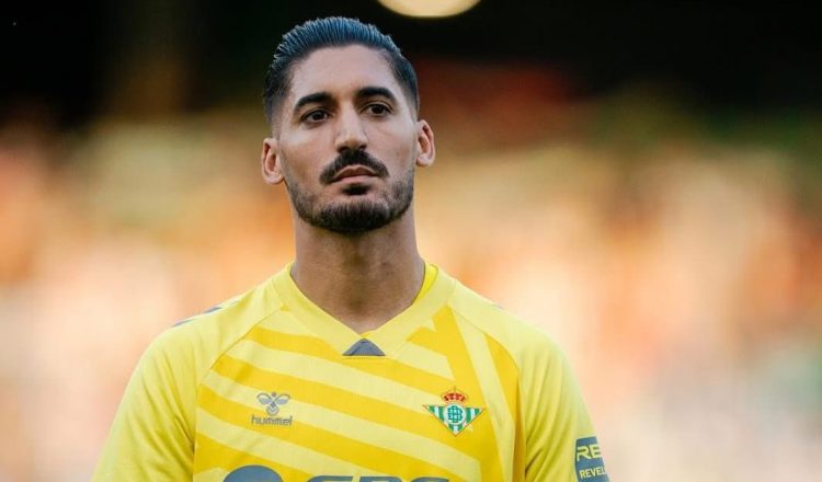 Álvaro Valles disputando un partido con el Real Betis. | Imagen: X.