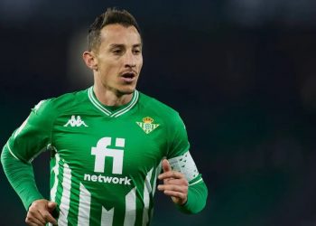 Andrés Guardado disputando un partido con el Real Betis. | Imagen: perfil de X @ZonaMixta__.