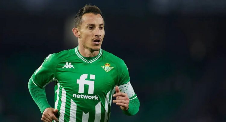 Andrés Guardado disputando un partido con el Real Betis. | Imagen: perfil de X @ZonaMixta__.