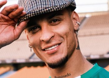 Antony posando sobre el césped de La Cartuja. | Imagen: perfil de X @RealBetis.