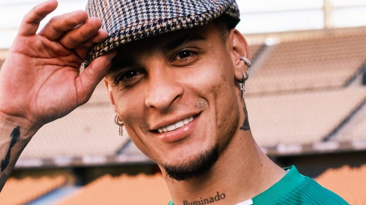 Antony posando sobre el césped de La Cartuja. | Imagen: perfil de X @RealBetis.