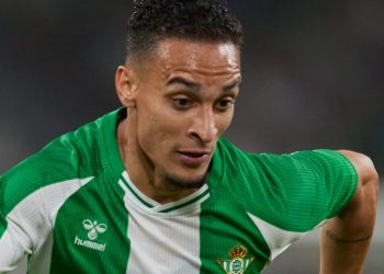 Antony durante una jugada del Real Betis - Nottingham Forest. | Imagen: perfil de X @RealBetis.