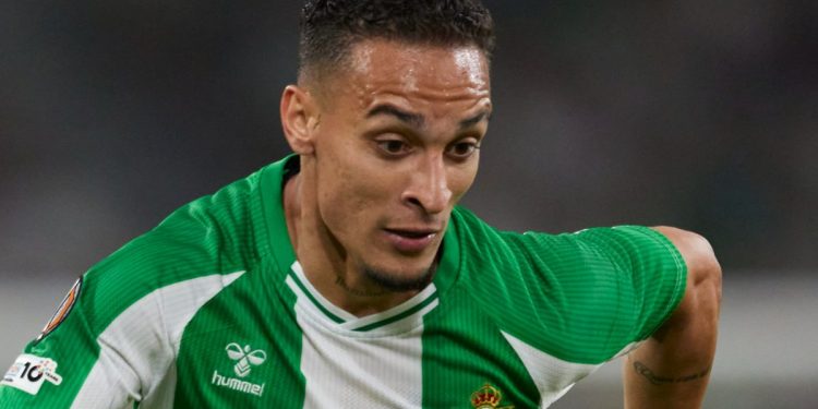 Antony durante una jugada del Real Betis - Nottingham Forest. | Imagen: perfil de X @RealBetis.