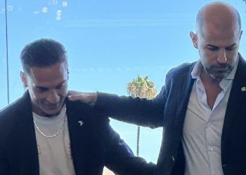 Antony y Manu Fajardo durante la presentación del brasileño como nuevo jugador del Real Betis. | Imagen: perfil de X @ZonaMixta__.