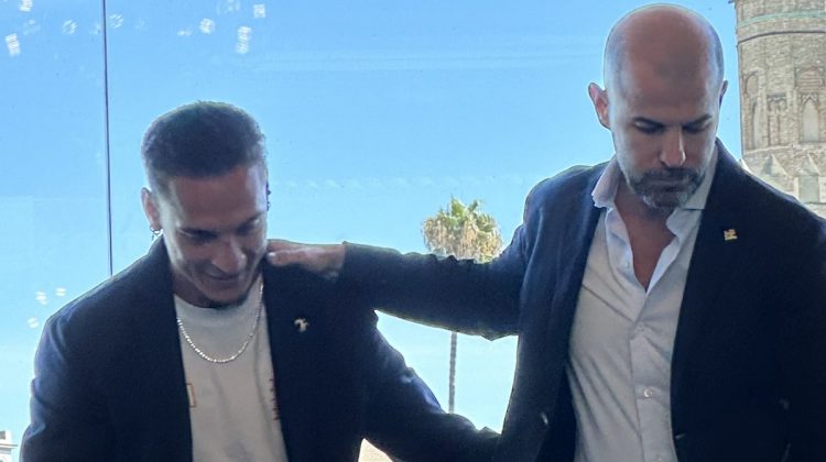 Antony y Manu Fajardo durante la presentación del brasileño como nuevo jugador del Real Betis. | Imagen: perfil de X @ZonaMixta__.