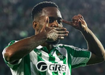 Bakambu celebrando un gol anotado con el Real Betis. | Imagen: X.