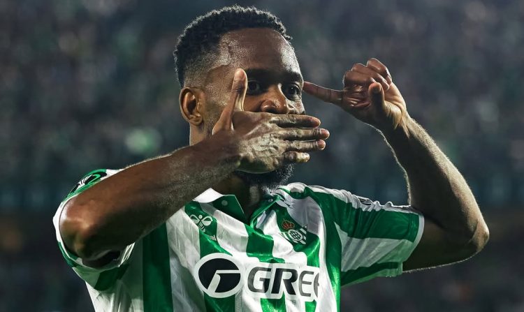 Bakambu celebrando un gol anotado con el Real Betis. | Imagen: X.