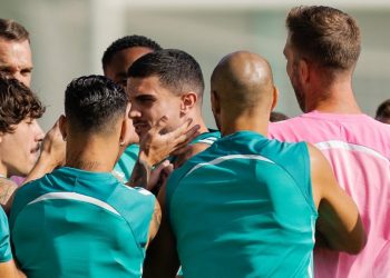 Jugadores del Real Betis durante una sesión de entrenamiento. | Imagen: perfil de X @RealBetis.