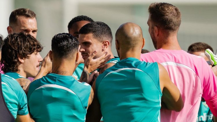 Jugadores del Real Betis durante una sesión de entrenamiento. | Imagen: perfil de X @RealBetis.