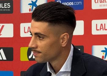 Cardoso durante su presentación oficial como nuevo jugador del Sevilla. | Imagen: perfil de X @ZonaMixta__.