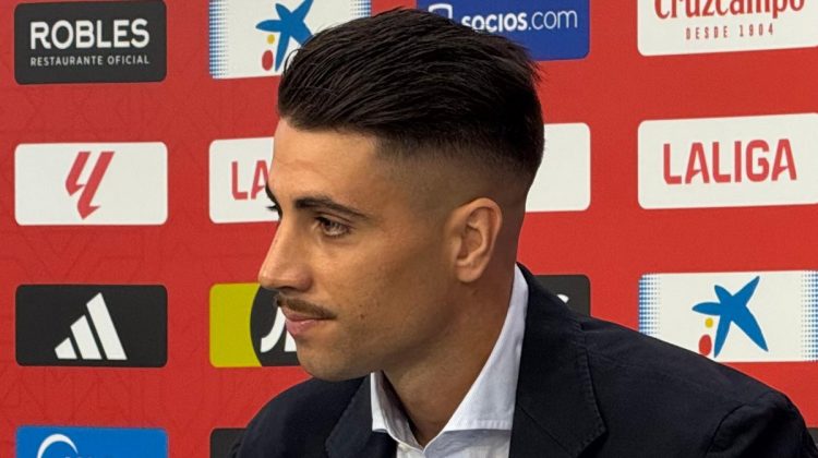Cardoso durante su presentación oficial como nuevo jugador del Sevilla. | Imagen: perfil de X @ZonaMixta__.