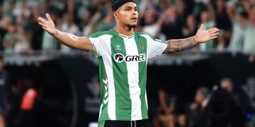 Cucho Hernández celebrando el gol anotado en el Betis - Osasuna. Imagen: X.