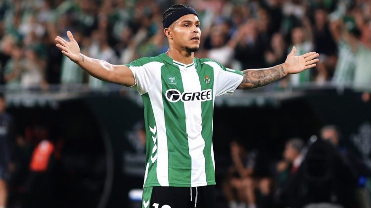 Cucho Hernández celebrando el gol anotado en el Betis - Osasuna. Imagen: X.