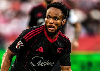 Ejuke disputando un partido con el Sevilla FC. | Imagen: perfil de X @SevillaFC.