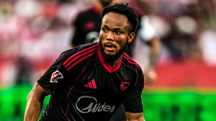 Ejuke disputando un partido con el Sevilla FC. | Imagen: perfil de X @SevillaFC.