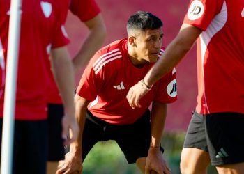 Alexis Sánchez realizando su primer entrenamiento con el Sevilla FC. | Imagen: perfil de X @SevillaFC.