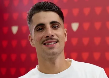 Fabio Cardoso posando durante su entrevista con los medios oficiales del Sevilla FC. | Imagen: página web Sevilla FC.