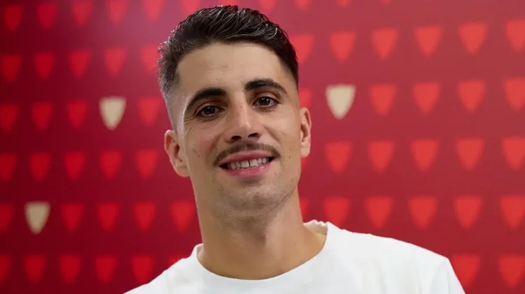 Fabio Cardoso posando durante su entrevista con los medios oficiales del Sevilla FC. | Imagen: página web Sevilla FC.