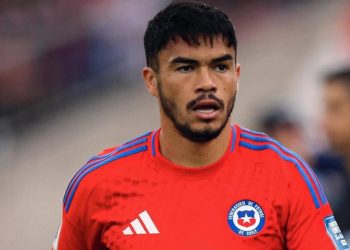 Gabriel Suazo, jugador del Sevilla FC, disputando un partido con Chile. | Imagen: X.