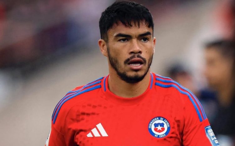 Gabriel Suazo, jugador del Sevilla FC, disputando un partido con Chile. | Imagen: X.