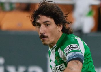 Héctor Bellerín disputando un partido con el Real Betis. | Imagen: perfil de X @RealBetis.