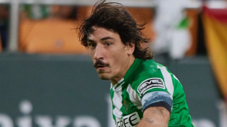 Héctor Bellerín disputando un partido con el Real Betis. | Imagen: perfil de X @RealBetis.