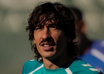 Héctor Bellerín realizando una sesión de entrenamiento con el Real Betis. | Imagen: perfil de X @RealBetis.