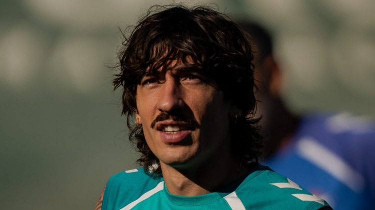 Héctor Bellerín realizando una sesión de entrenamiento con el Real Betis. | Imagen: perfil de X @RealBetis.