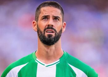 Isco Alarcón disputando un partido con el Real Betis. | Imagen: X.