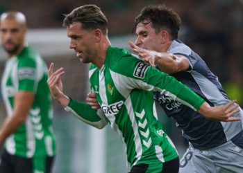 Lo Celso en una jugada durante el Real Betis - Real Sociedad. | Imagen: perfil de X @RealBetis.