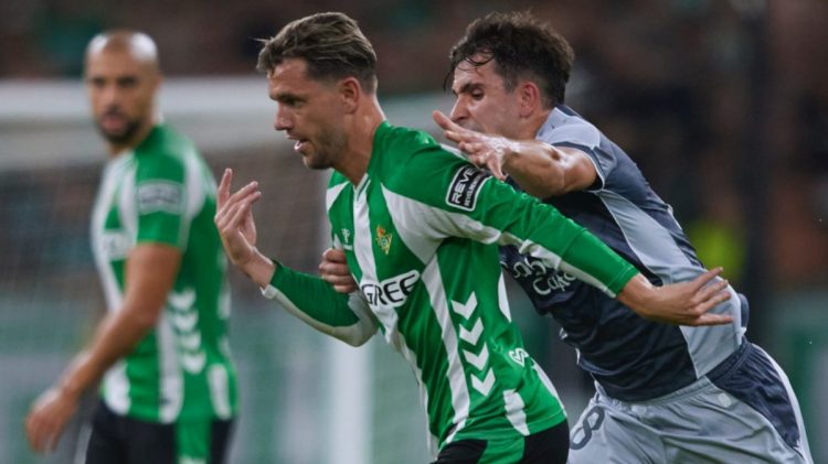 Lo Celso en una jugada durante el Real Betis - Real Sociedad. | Imagen: perfil de X @RealBetis.