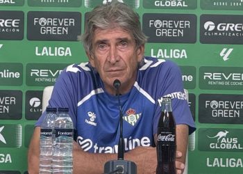 Manuel Pellegrini, entrenador del Real Betis, durante una rueda de prensa. | Imagen: perfil de X @ZonaMixta__.