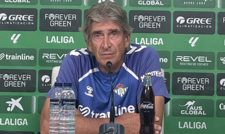 Manuel Pellegrini, entrenador del Real Betis, durante una rueda de prensa. | Imagen: perfil de X @ZonaMixta__.
