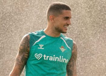 Marc Bartra realizando un entrenamiento con el Real Betis. | Imagen: perfil de X @ZonaMixta__.
