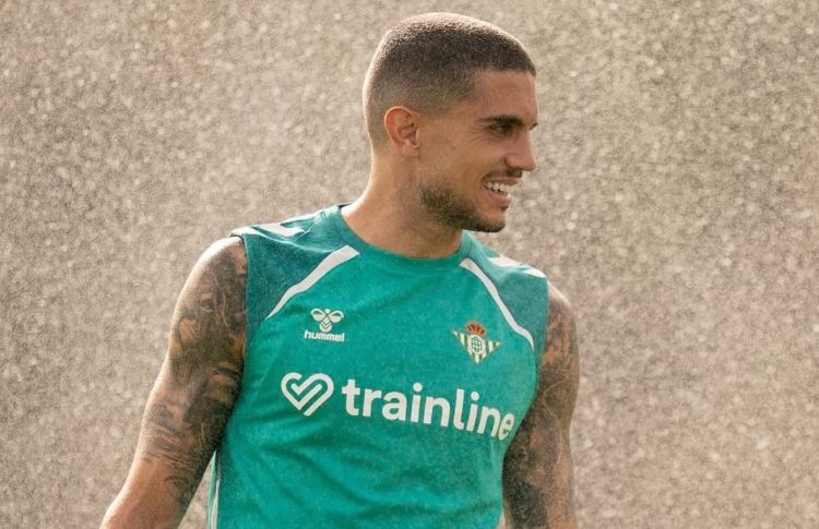 Marc Bartra realizando un entrenamiento con el Real Betis. | Imagen: perfil de X @ZonaMixta__.