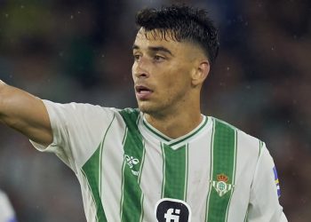 Marc Roca disputando un partido con el Real Betis. | Imagen: X.