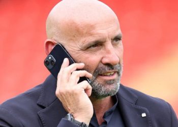 Monchi hablando por teléfono. | Imagen: perfil de X @ZonaMixta__.