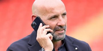 Monchi hablando por teléfono. | Imagen: perfil de X @ZonaMixta__.