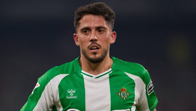 Pablo Fornals disputando un partido con el Real Betis. | Imagen: X.