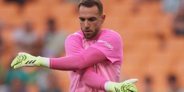 Pau López calentando antes de disputar un partido con el Real Betis. | Imagen: X.