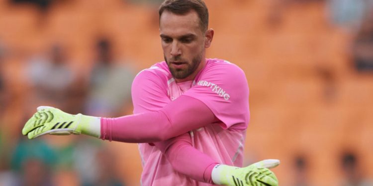 Pau López calentando antes de disputar un partido con el Real Betis. | Imagen: X.
