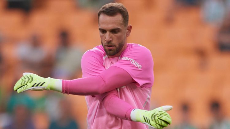 Pau López calentando antes de disputar un partido con el Real Betis. | Imagen: X.